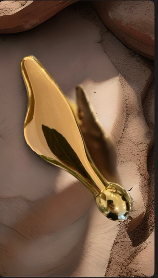 **Goldenes Gesichtsmassage-Tool**